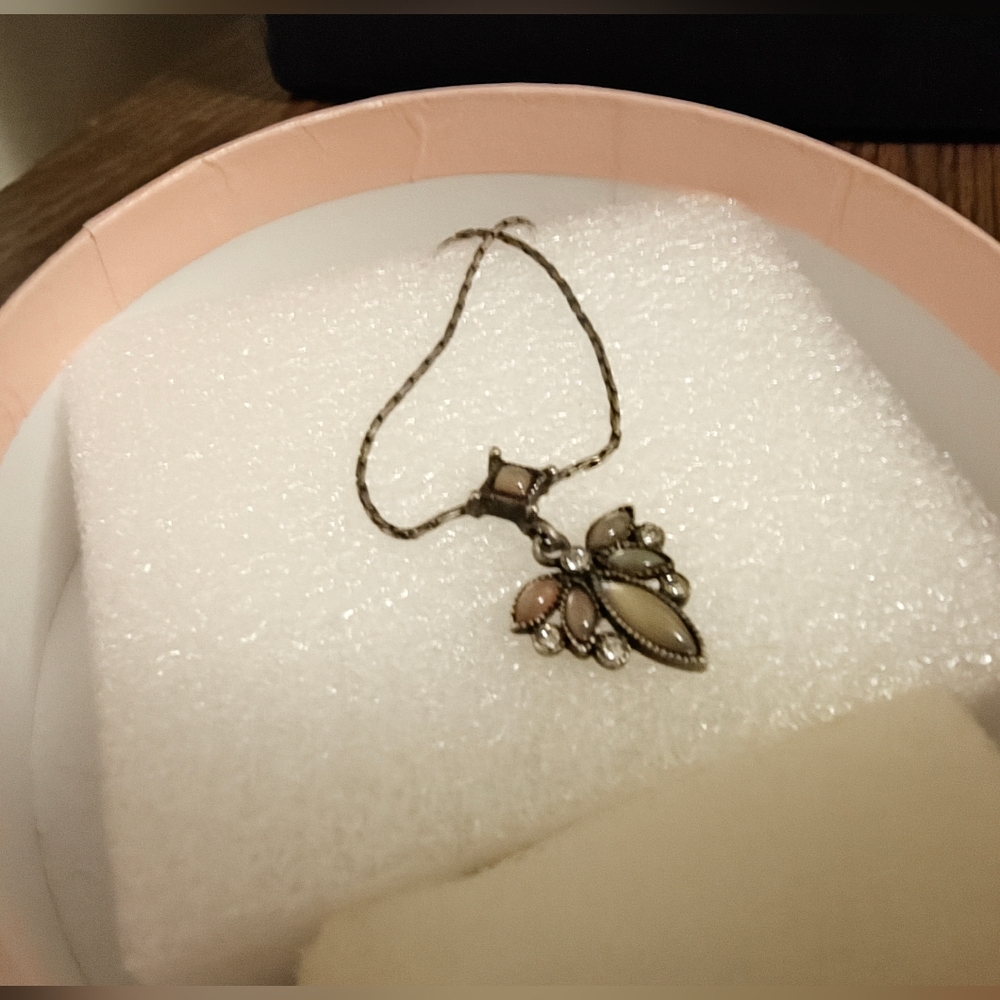 *SUMMER SALE* Vintage 1928 Dainty Drop Leaf Necklace - Picture 2 of 6